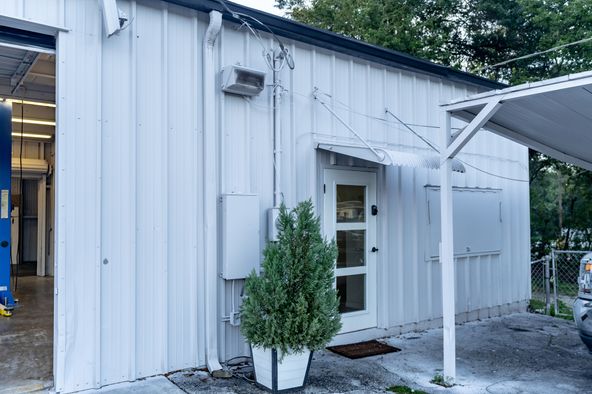 N. Florida Ave Warehouse or Automotive/Office/Showroom- 6,061 SF : 14041 N Florida Ave, Tampa, FL 33613